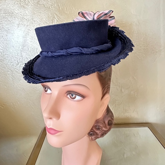HAUTE MODE 1940S\' NAVY FELT TOPHAT + STRIPED TAFFETA BOWS + STRAW BRIM EDGING main image 6